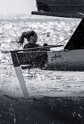 Donne che navigano su un Dinghy Zhik