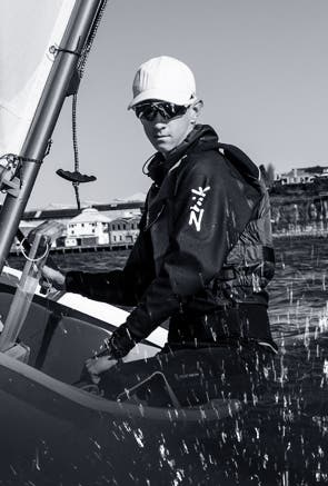 Uomo che indossa abbigliamento da vela Zhik