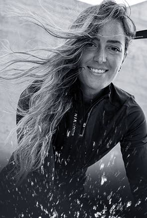 Donne con abbigliamento Zhik sostenibile