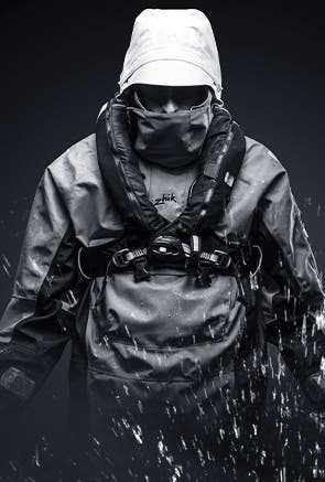 Uomo che indossa abbigliamento da vela Zhik