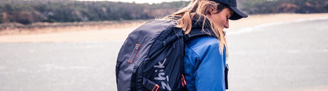 Donna con una borsa impermeabile Zhik